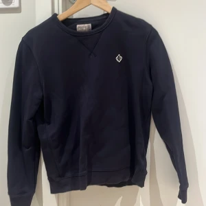 Morris sweatshirt  - Morriströja. Storlek S. Säljer då den inte är min stil längre. Använt den väldigt sparsamt. Inge defekter.