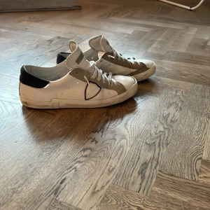 Philippe Model - Säljer ett par Philippe Model då dom inte kommer till användning. Låda och allt og kommer med. Storlek 45. Skick 7/10 användna. Ny pris 3000 kr. Om du har några frågor är det bara att skriva. 