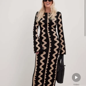 Stickad maxiklänning - Stickad maxiklänning med vida armar, perfekt till höst & vinter🥰