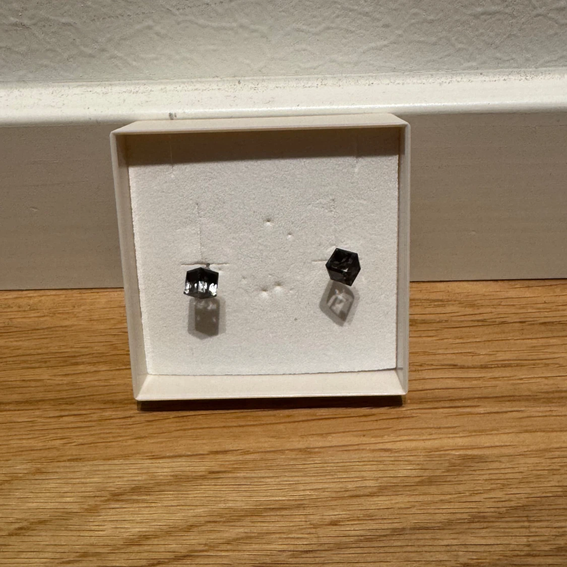 Svarta och silverfärgade örhängen