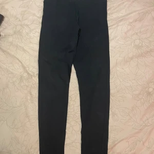 Svarta leggings - Säljer ett par svarta leggings från H&M i storlek S. De är superbekväma och perfekta för vardagsbruk eller träning. Materialet är stretchigt och de har en hög midja för extra komfort.