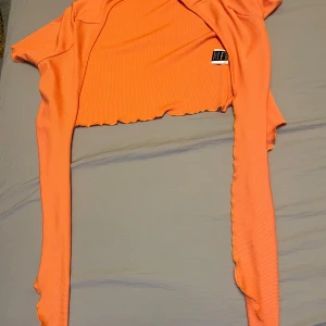 Orange ribbad bolerotopp - Säljer en superfin orange ribbad bolerotopp i storlek S. I bra skick! 🧡