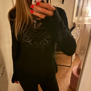 Spetsig tröja från lindex - Jätte fin tröja från lindex som är ”spetsig”💞 jätte fint skick utan några defekter, skriv gärna ifall du har någon fråga💗Det går även in i mitten av tröjan så de sitter åt lite på magen som ni kan se på bild 4