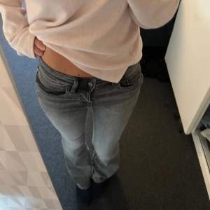 säljer dessa lågmidjade bootcut jeansen i storlek 32 då de inte har kommit till användning❤️ endast använda typ en gång 