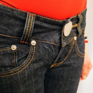 Miss sixty jeans - Jeans från miss sixty med låg midja och raka ben. Långa ben!  97cm. Märkta med 24, mem är helt klart en normal W25 Nypris ca 120-140€ Använda några få gånger, se bilderna.