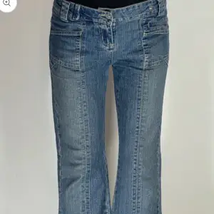 Säljer jätte coola jeans köpt på en secondhand sida för 449kr!!💗💗 jeansen är i jätte fint skick! Midjemått tvärs över är 42cm midje höjd 19cm och innerbenslängd 83cm!💗lånade bilder men skriv till mig om frågor eller mer bilder! 