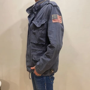 Ralph Lauren Field Jacket  - Hej! Säljer nu denna Ralph Lauren Jackan. Storlek M, skicket bedömer vi är bra. Tveka inte på att höra av dig om du har frågor eller funderingar kring varan!