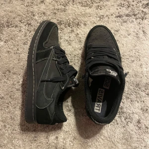 Travis scott phantom - Säljer min otroliga travis scott skor. Mycket bra skick, knappt ens creasade. Har alla tillbehör men ej kvitto. Dock funkar QR koden som bevis. Skriv vid intresse!🌟