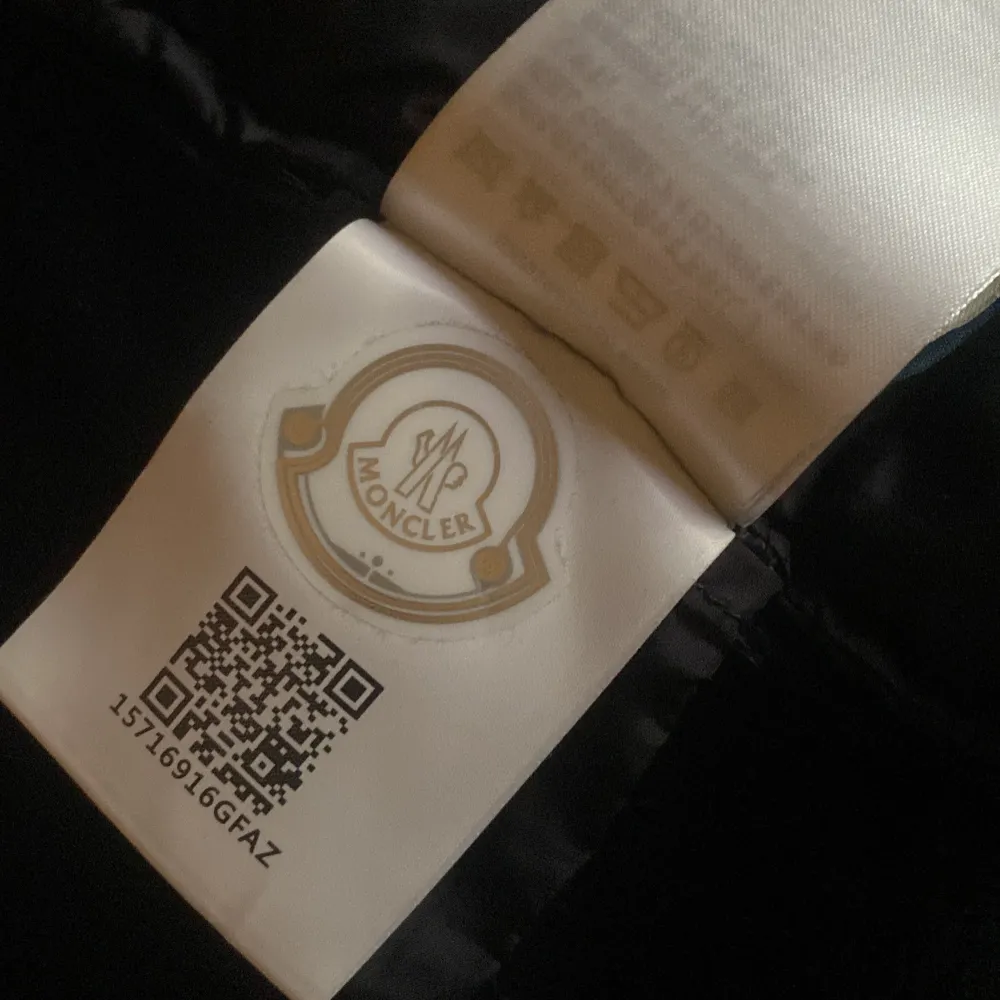 Säljer en moncler cardigan i superfint skick! Inga revor och repor eller liknande. Scan och nfc fungerar!. Jackor.