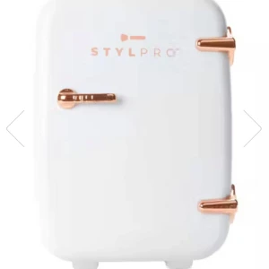mini kyl - jag säljer min mini kyl nu eftersom den aldrig kommit till användning! Allting är som de ska och den är helt skadefri! Skriv i DM om fler bilder så löser jag🥰🥰