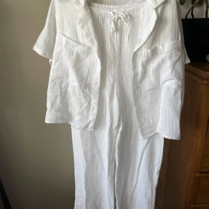 Pyjamas GinaTricot  - Fin pyjamas från GinaTricot. Helt oanvänd. Byxor stl M. Topp stl S. 100% bomull.