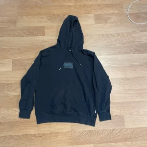 Copenhagen Lindbergh - Säljer min mörkblåa Lindbergh-hoodie i storlek M. Använd några gånger men i bra skick.