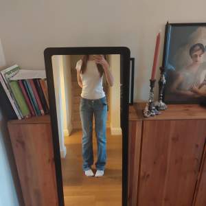 Superfina Levi's Jeans, straight/bootcut jeans, inga defekter, insydda i midjan men kan sprättas upp om önskas <3 Midjemått tvärs över: 37 cm (uppsprätt 40cm) Innerbenalängd: 88 cm