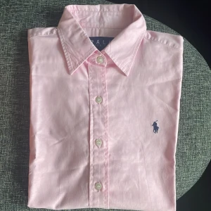 Ralph lauren skjorta - Jättesnygg rosa ralph Lauren skjorta! Står att det är en XL men sitter som en S/M 💗