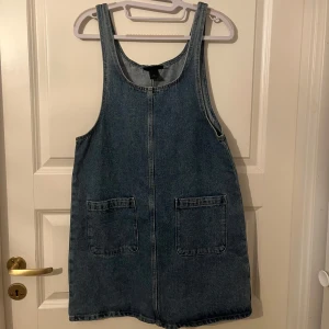 Jeansklänning från monki - Säljer denna jeansklänning från Monki som är i xs, men ganska stor i storleken.