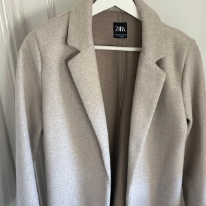 Kappa från Zara - Säljer min kappa från Zara, den är i jätte bra skick och knappt använts Köparen står för frakten 💕💕
