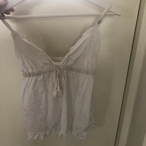 Linne - Ett jättegulligt linne från odd molly. Sparsamt använt och säljer då den inte kommer till användning! Köparen står för frakt (42) kr. 🦋🦋