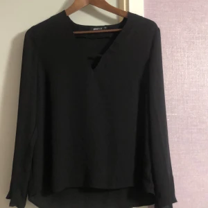 Gina Tricot blus stl 36 - En fin tunn blus från Gina i stl 36 inte så använd men har haft den ett tag. Inga hål och inget tecken på att den är använd utan som ny. 90kr 
