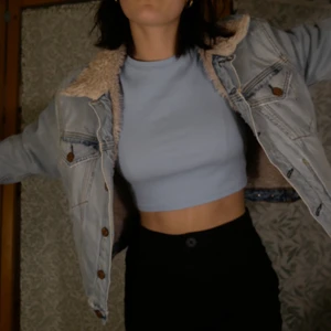 Fodrad jeansjacka acne - Skitsnygg jeansjacka från acne med slitningar!! Jättebekväm och i bra skick men inte riktigt min stil längre. Säljer då jag verkligen behöver plats i min garderob och behöver pengarna! Studentlivet... 🥴 Bara att höra av sig för fler bilder/info. Fixar alltid bra paketpris om ni köper fler kläder samtidigt, frakten varierar, men snabba affärer uppskattas alltid och då kan priset sjunka lite. ❤️ kolla gärna in resten av min sida