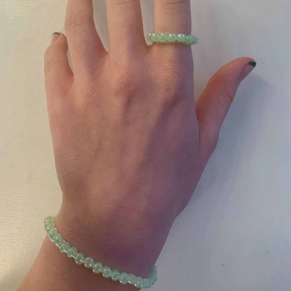 Sage-grönt armband med matchande ring🌱. Accessoarer.