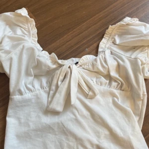 Topp - Säljer denna fina topp! Passar storlek XS-M skulle jag nog säga då den är väldigt stretchig.