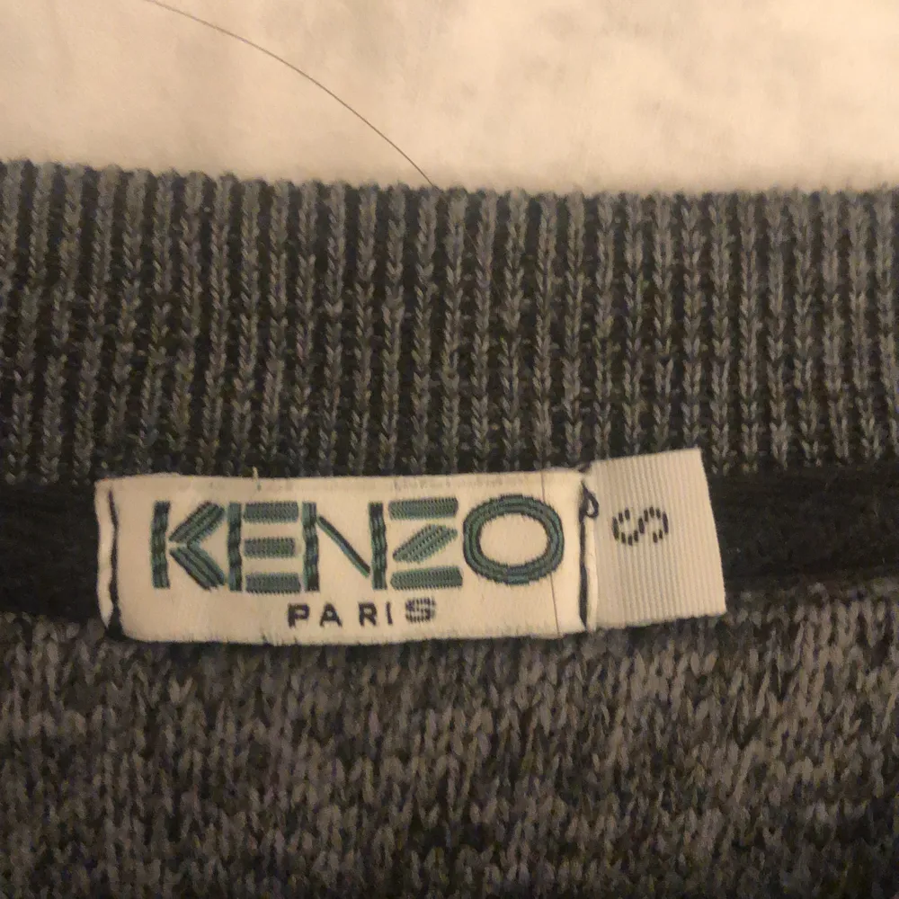 Nu säljer jag min KENZO PARIS tröja använd 4 gånger. Storlek: S . Tröjor & Koftor.