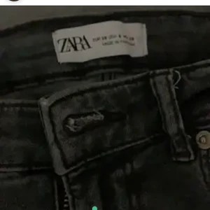 Jeans med slits - Sjukt fina trendiga jeans med slits från zara. Slutsålda på Zarah hemsida❤️  finns det ett litet hål på sidan men inget som syns tydligt. storlek 38. Köp dirket för 250 eller buda ❤️ kom privat för fler bilder 
