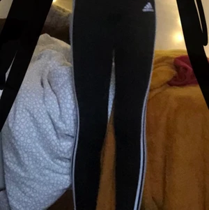 Addidas tights  - Jag säljer ett par addidas tights som är för korta för mig. Fråga privat om ni vill ha mer bilder.❤️❤️❤️