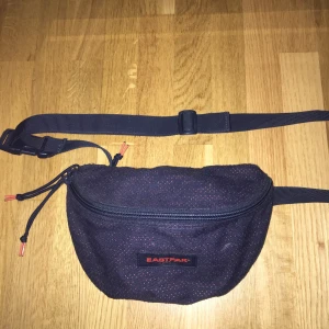 Eastpak midjeväska i mörklila  - Mörklila midjeväska från Streetwear märket Eastpak, riktigt cool! 