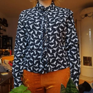 Blus med fåglar  - Superfin blus/skjorta med fåglar, märkt L men är som S. Nyskick.  50kr pp 48kr m frimärken