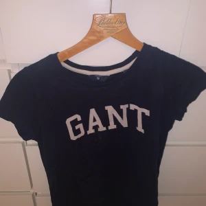 2st gant tröjor - 2st mörk blåa gant tröjor. T-shirts