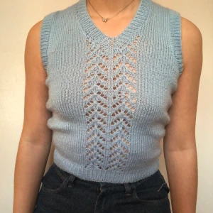 Blå väst - Sötare väst blir svårt att hitta! Mjukt material och fin babyblå färg. Skriv privat vid intresse. Köpare står för frakt. Inga synliga defekter. Uppskattas till storlek s men går även att ha som xs/m. Visas på en s. Säljer en till väst på min profil! 