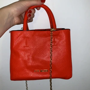 Steve Madden väska  - Sjukt snygg röd väska i toppenskickt! Ganska liten men det finns mycket utrymme och praktiska fack. 