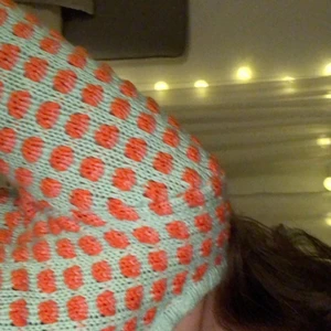 stickad från scotch r’Belle  - Turkos stickad tröja med orangea och rosa prickar. Storlek 14 - skulle säga att den passar xxs-s. Lite längre bak och en tjockare krage. Halsringen är väldigt fin. Säljer pga för liten. ❤️❤️🥺