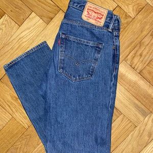 Levis 501  - Mörkblåa klassiska raka Levi’s 501! Storlek 30x32, jättebra skick utan tecken på slitage. 