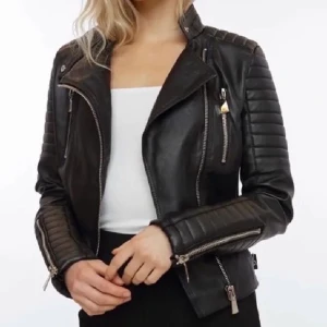 Skinnjacka - En svart skinjacka. 