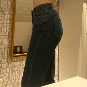   Jeans - Blåa mom jeans, köpta från Pull&Bear för 300kr. Aldrig använda. Väldigt sköna men var tyvär för små för mig som normalt har m. 