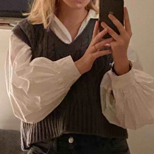  - Slutsåld väst från zara i storlek s. Använd fåtal gånger.  Köparen står för frakt. 