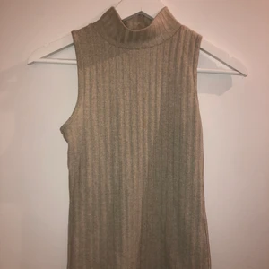 Gina topp - Tunt stickad top ifrån Gina Tricot! Storlek XS. Färgen syns bäst på andra bilden, den är alltså beige 💘 Använd max 2 gånger! Nypris 199, säljer för 90kr 💘 Mer bilder kan skickas :)