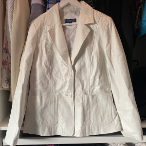 Vit trendig skinnkavaj - Vit trendig skinnkavaj i bra kvalité. Snygg som oversize. Storlek L men passar M och S också beroende på vilken passform man vill ha. Frakt tillkommer. Har ni några frågor är det bara att skriva 🌸🌈🍒🤍🍭 kan mötas i Lund 