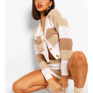 Randig Kofta m knappar - Randig kofta med knappar i storlek s/m. Oversized så supertrendig och snygg. 