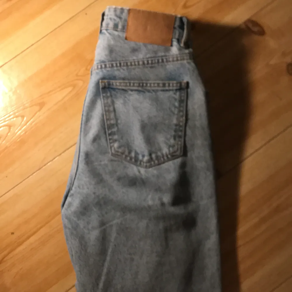 Sprillans nya mom jeans ifrån Zara, högmidjade och i storlek 34/Xs och kan även passa folk i storlek 36. Har nästan aldrig använts  och är i ett bra skick. Finns på hemsidan med namnet ”Jeans mom fit” i färgen ljusblå. Köptes för 359 kr. Jeans & Byxor.