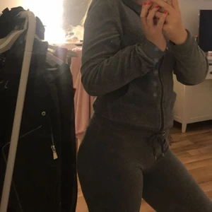 Mjukis set - 🤎Skönt mjukis set från cubus. Storlek XS i byxorna och storlek M i hoodien. Byxorna saknar snöre.                                                          📦Köparen står för frakten 