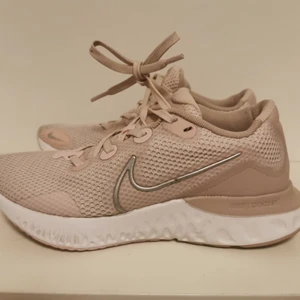 Nike Renew Run  - Nike Renew Run i storlek 38, köpta i juni 2020. Använda ett fåtal gånger. 