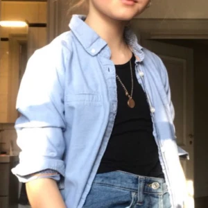 Blå skjorta  - Snygg ljusblå skjorta 😊. Andvände den när jag skulle ta bilder men annars är den oanvänd😊