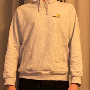 Carhartt hoodie ljusgrå - Aldrig använd. Skick 10/10. Nypris 1049kr. Skicka dm för fler detaljer/frågor. Köparen står för frakten.