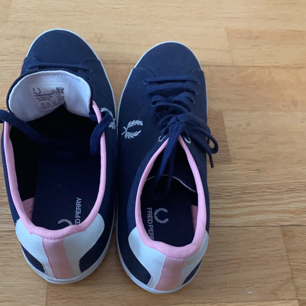 Helt oanvänd sko mörkblå rosa färg vit märke frakt går på 66kr . Skor.