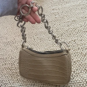 Slutsåld chain bag - Säljer min fina chain bag då den inte kommer till användning. Slutsåld och populär, i nyskick ✨💖