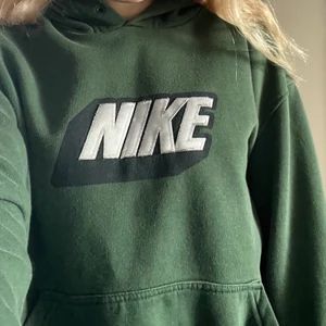 Nike vintage hoodie - . Köpt på beyond retro. Säljer vid ett bra pris. Buda i kommentarerna. Storleken M men själv är jag S och på mig sitter den oversized. Vid eventuella frågor kontakta mig privat. HÖGSTA BUD: 300