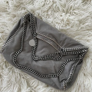 Stella Mccartney falabella  - Säljer min Stella då den tyvärr aldrig kommer till användning. Den är i använt skick! Upptäckte ett litet hål när jag fotade väskan (bild 3), så litet så jag inte sett det tidigare. Garderobsrensning så kolla gärna in mina andra annonser🐻🤎☁️⚡️ Har fått bud på 2300kr